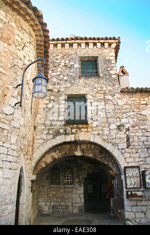 Vicoli di Eze, un villaggio medievale, nel dipartimento delle Alpi Marittime nel sud-est della Francia. Foto Stock