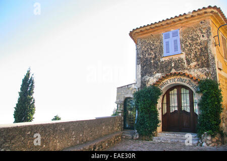 Vicoli di Eze, un villaggio medievale, nel dipartimento delle Alpi Marittime nel sud-est della Francia. Foto Stock