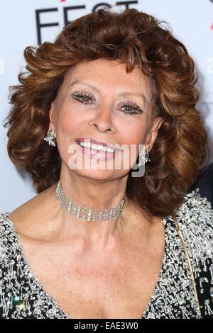 Los Angeles, CA, Stati Uniti d'America. Xii Nov, 2014. Sophia Loren presso gli arrivi per uno speciale omaggio alla Sophia Loren a AFI FEST 2014, Dolby Theatre a Hollywood e Highland Center, Los Angeles, CA Novembre 12, 2014. Credito: Xavier COLLIN/Everett raccolta/Alamy Live News Foto Stock