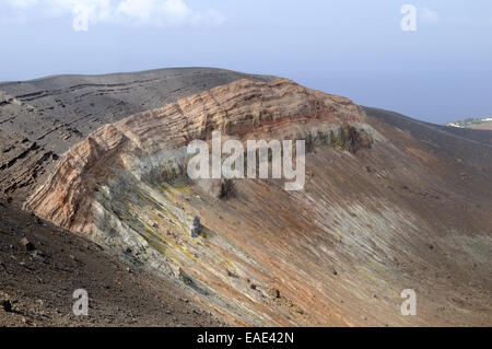 Crinale del cratere vulcanico isola di Vulcano Sicilia Italia Foto Stock