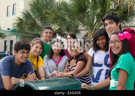 Gli studenti pongono per foto al di fuori di ottenere primi College High School di McAllen, Texas sul campus della South Texas College. Foto Stock