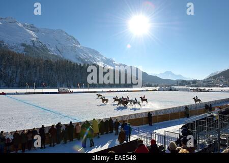 Polo torneo, 28th St. Moritz Polo World Cup sulla neve sul lago ghiacciato di St. Moritz, San Moritz Engadin, Grigioni Foto Stock