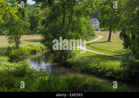 Fiume Ilm con percorsi escursionistici di Goethe casa giardino sul retro, Ilm Park, sito Patrimonio Mondiale dell'UNESCO, Weimar, Turingia, Germania Foto Stock