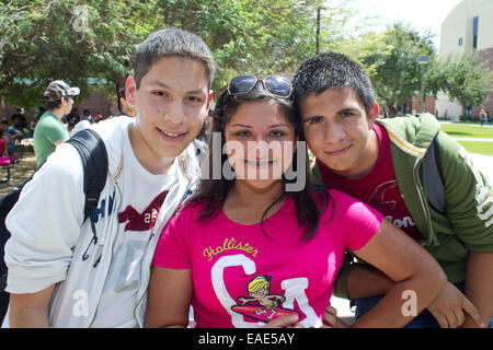 Gli studenti pongono per foto al di fuori di ottenere primi College High School di McAllen, Texas sul campus della South Texas College. Foto Stock