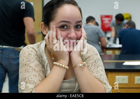 Femmina studente ispanica in aula a realizzare primi College High School di McAllen, Texas sul campus della South Texas College Foto Stock