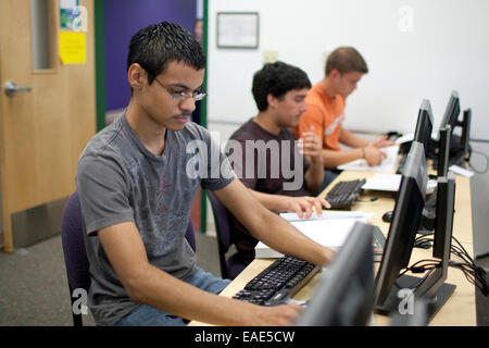 Gli studenti di sesso maschile in computer lab di ottenere primi College High School di McAllen, Texas sul campus della South Texas College. Foto Stock