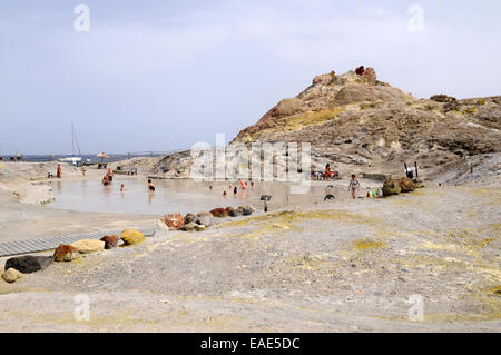 Le persone ai bagni di fango caldo bagno di zolfo isola di Vulcano Sicilia Italia Foto Stock