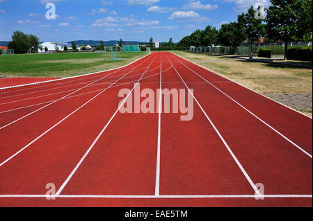 100 metri di pista per la corsa in un campo sportivo, Eckental, Media Franconia, Baviera, Germania Foto Stock