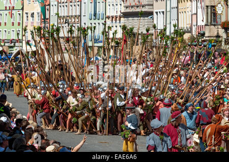 Mercenari con lance in una posizione di hedgehog, corteo nuziale del "Landshut matrimonio", il centro storico, Landshut Foto Stock