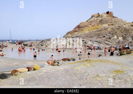 Le persone ai bagni di fango caldo bagno di zolfo isola di Vulcano Sicilia Italia Foto Stock