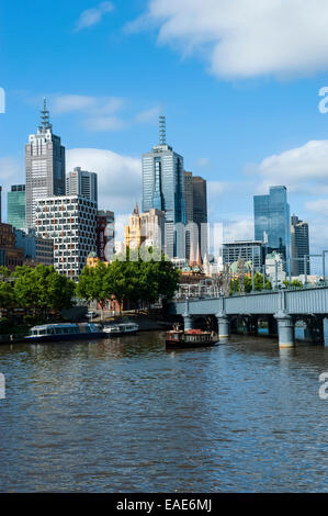 Edifici alti sul fiume Yarra, Melbourne, Victoria, Australia Foto Stock