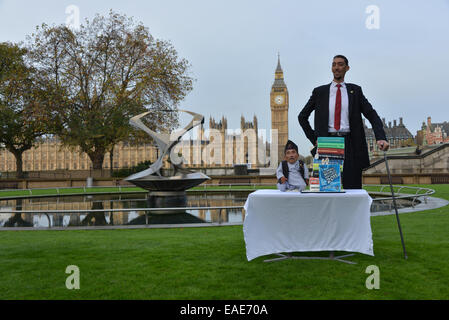 Londra, Regno Unito. 13 Novembre, 2014. Guinness World Records Day 2015 delle più alte del mondo l uomo e il mondo il più corto al St Thomas Hospital di Londra. L'uomo più breve mai, Chandra Bahadur Dangi (54,6 cm -21.5in) delle più alte del mondo l uomo e il mondo il più corto al St Thomas Hospital di Londra. L'uomo più breve mai, Chandra Bahadur Dangi (54,6 cm -21.5in) soddisfa le più alte del mondo, uomo Sultan Kosen per la prima volta (251 cm 8 ft 3 in.). Foto Stock