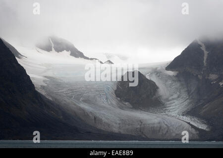 Nunatak o inserimenti di montagna fuori dal ghiacciaio, ghiacciaio Kongsbreen, Kongsfjorden, isola Spitsbergen, arcipelago delle Svalbard Foto Stock