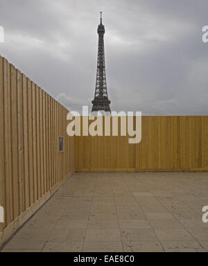 La Torre Eiffel a Parigi visto da dietro alcuni recinti che circondano i lavori di costruzione presso il Palais de Chaillot Foto Stock