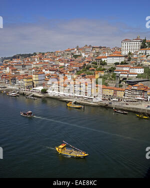 Il fiume Douro e il centro storico di Porto visto da Dom Luis 1 ponte guardando verso nord-ovest a valle Foto Stock