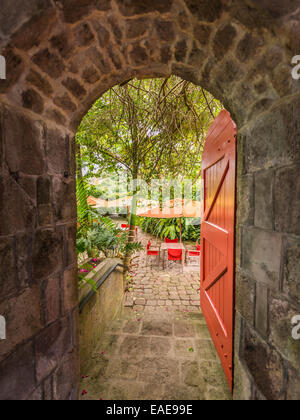 L'Eremo è un design iconico luogo di soggiorno o visita, isola caraibica di Nevis, immagine aprire la porta con la impostazione della tabella. Foto Stock