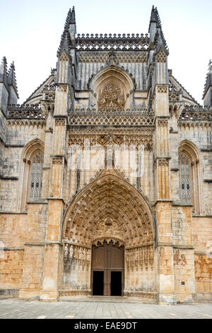 Portale principale, il Monastero di Santa Maria da Vitória, chiesa nel Monastero di Batalha, Mosteiro da Batalha, patrimonio mondiale culturale Foto Stock