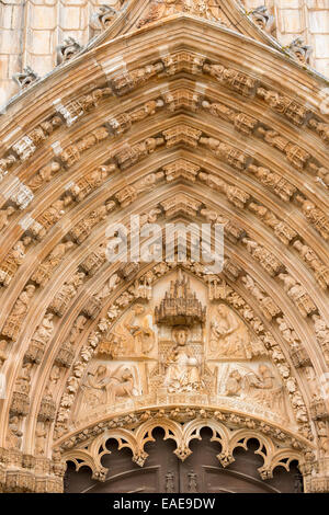 Statue degli Apostoli, portale principale, il Monastero di Santa Maria da Vitória, chiesa nel Monastero di Batalha, Mosteiro da Batalha, Foto Stock