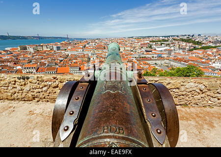 Cannone medievale, vista dal Castelo de São Jorge castle oltre il centro storico della città di Lisbona, centro storico, Lisbona Foto Stock