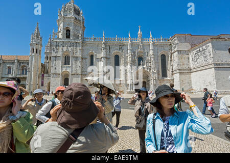 I turisti giapponesi nella parte anteriore del Mosteiro dos Jerónimos, il Monastero di Jeronimos, dichiarato patrimonio culturale mondiale dall'UNESCO, Belém Foto Stock