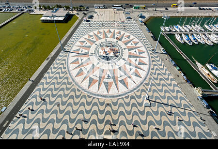 Bussola di grandi dimensioni nella pavimentazione di fronte al monumento a Los Descubrimientos, Monumento alle Scoperte, Belém, Lisbona Foto Stock