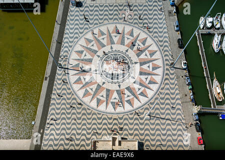 Bussola di grandi dimensioni nella pavimentazione di fronte al monumento a Los Descubrimientos, Monumento alle Scoperte, Belém, Lisbona Foto Stock