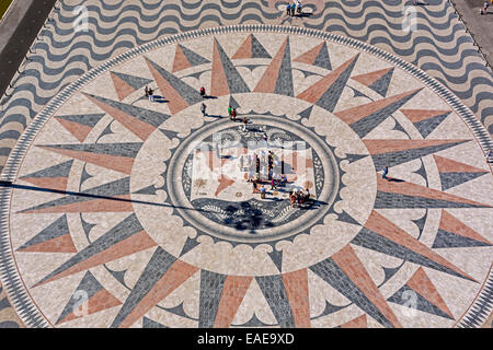 Bussola di grandi dimensioni nella pavimentazione di fronte al monumento a Los Descubrimientos, Monumento alle Scoperte, Belém, Lisbona Foto Stock