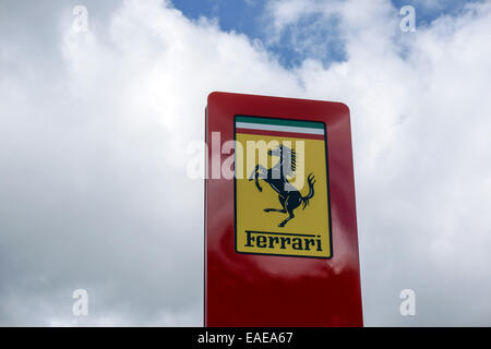 Germania: Ferrari segno alla concessionaria auto a Monaco di Baviera. Foto da 20. Aprile 2014. Foto Stock