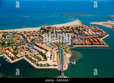 Vista aerea, Port Leucate con holiday complex, Leucate, Languedoc-Roussillon, Francia Foto Stock