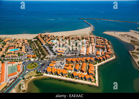 Vista aerea, Port Leucate con holiday complex, Leucate, Languedoc-Roussillon, Francia Foto Stock