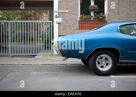 Blue vintage Buick Skylark parcheggiato in via Berlino con moderno di cemento e mattoni blocco di appartamenti e ringhiere Foto Stock