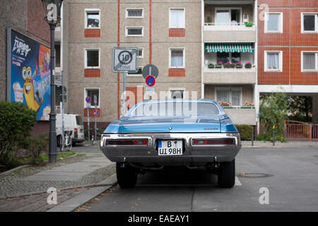 Blue vintage Buick Skylark parcheggiato in via Berlino con moderno di cemento e mattoni blocco di appartamenti e ringhiere Foto Stock