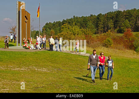 Punto Alfa Memorial, il numero di visitatori nel giorno dell'unità tedesca su 10/03/2014. Il punto alfa è un promemoria, Memorial e punto di incontro appena fuori di Geisa presso la ex Germania Confine nazionale, Geisa, distretto di Wartburg, Turingia, Germania Foto Stock