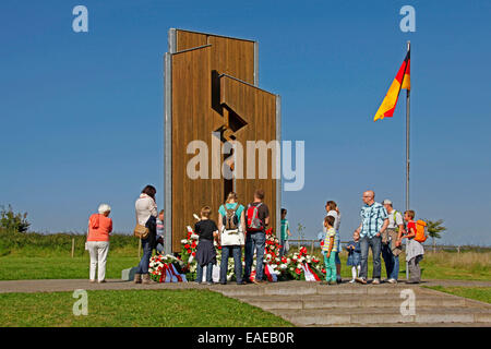 Punto Alfa Memorial, il numero di visitatori nel giorno dell'unità tedesca su 10/03/2014. Il punto alfa è un promemoria, Memorial e punto di incontro appena fuori di Geisa presso la ex Germania Confine nazionale, Geisa, distretto di Wartburg, Turingia, Germania Foto Stock