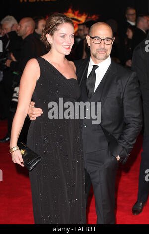 Stanley Tucci e consorte Felicita Blunt arriva per la prima mondiale di "la fame di giochi: Mockingjay parte 1' all'Odeon Leicester Square, Londra. 10/11/2014/picture alliance Foto Stock