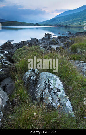 L'ultima luce dal sole al tramonto si trasforma il cielo rosa su Llynnau Mymbyr con Mount Snowdon in background Foto Stock