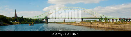 Runcorn Road Bridge con il ponte della ferrovia in distanza. Foto Stock