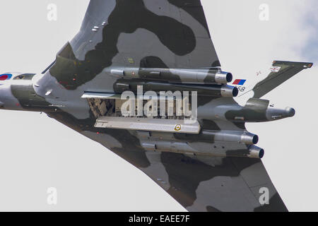 Storica restaurata RAF Vulcan bomber durante un flypast con la bomba di aprire le porte della baia. Foto Stock