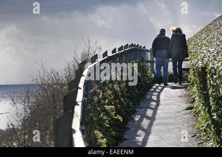 Un giovane a piedi lungo un sentiero costiero Foto Stock