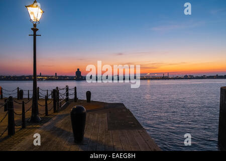 Albert Dock e il fiume Mersey, Liverpool, al tramonto guardando verso Wirral, England Regno Unito Foto Stock