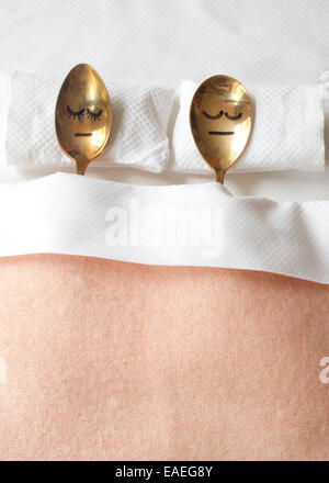 Due cucchiai spooning nel letto in miniatura cuscino carino faccia sorridere dormire giovane romanticismo Foto Stock
