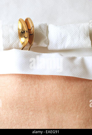 Due cucchiai spooning nel letto Foto Stock