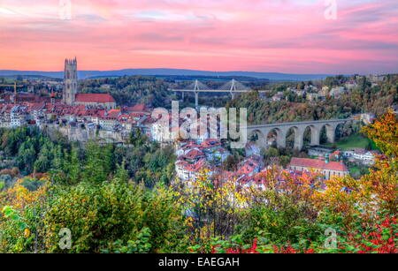 Vista panoramica della cattedrale di San Nicola, Poya nuovo e vecchio ponte Zaehringen di notte, Friburgo, Svizzera, HDR Foto Stock