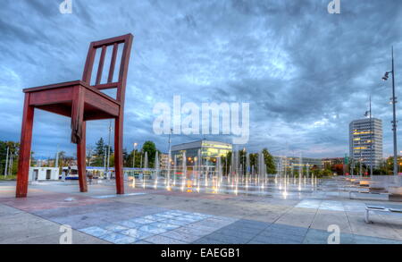 United-Nations posto con la sua famosa sedia rotta e fontane, Ginevra, Svizzera, HDR Foto Stock
