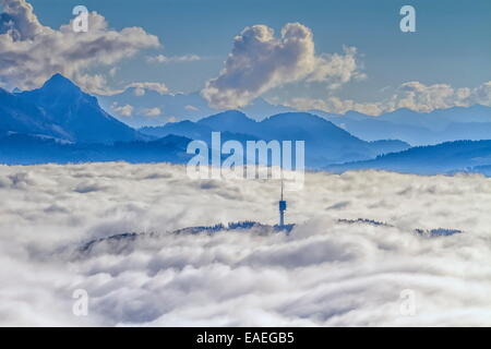 Mont-Gibloux e montagne delle Alpi su nuvole di giorno, Fribourg, Svizzera Foto Stock