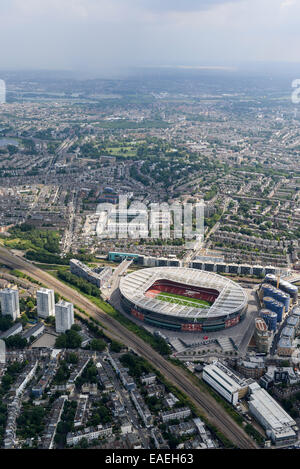 Una veduta aerea del stadio Emirates dell'Arsenal FC. La loro ex casa, Highbury è visibile in background Foto Stock