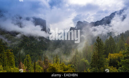 Cancellazione di tempesta su Yosemite Valley, Yosemite National Park, California USA Foto Stock