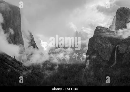 Cancellazione di tempesta su Yosemite Valley, Yosemite National Park, California USA Foto Stock