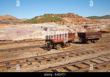 Vecchio arrugginito abbandonato il materiale rotabile ferroviario carri nel Rio Tinto area mineraria, Minas De Riotinto, provincia di Huelva, Spagna Foto Stock