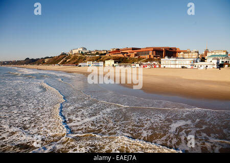 Il vuoto di spiaggia sabbiosa a Bournemouth, Regno Unito sulla soleggiata giornata invernale Foto Stock